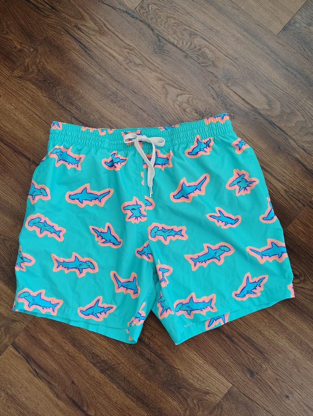 Chubbies Mens Apex Green Classic 5.5 Swim Trunks Hammerhead Shark Print, Size L